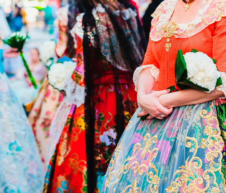 Tintorería especializada en limpieza de trajes de Fallera y Valenciana
